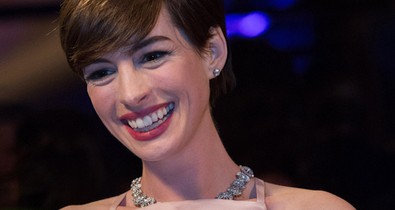 Oscar 2013: Anne Hathaway mentegetőzik a ruhája miatt