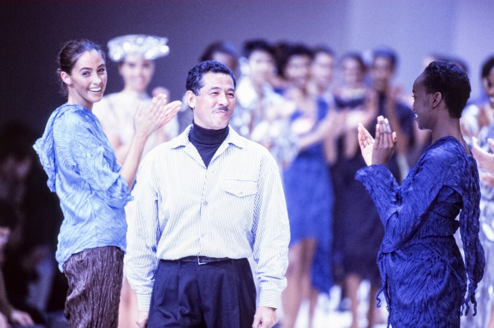 Issey Miyake divattervező és modelljei az 1992-es tavaszi-nyári ready-to-Wear kollekciója bemutatóján Párizsban 1991 októberében.