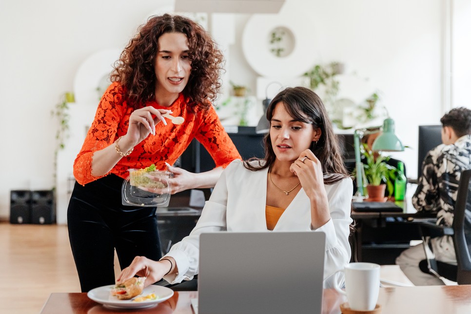 Neked vannak barátaid a munkahelyeden? Vagy kifejezetten csak a munkára korlátozódik a kapcsolatod a kollégákkal? Kiváncsiak vagyunk rád!