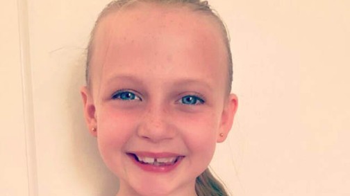 Ez a 8 éves kislány teljesen kiakadt a gyerekruhákon, a kritikája zseniális