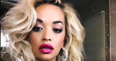 Rita Ora felhúzta a pólóját és simán beletolta a melleit a kamerába...