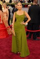 2006 - Ez az olívazöld Jean Dessès ruha egészen 1959-ig nyúlik vissza. Jennifer Lopez ebben a drapériás, zöld estélyiben meseszép volt, és nem mellesleg nagyon stílusos!