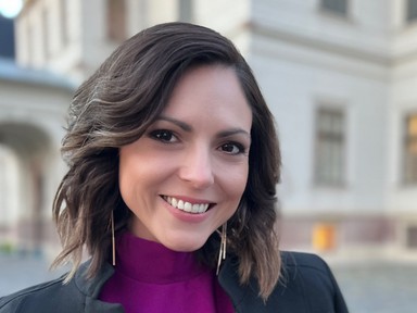 Ez a lila ruha igazi aduász Köböl Anita műsorvezető ruhatárában