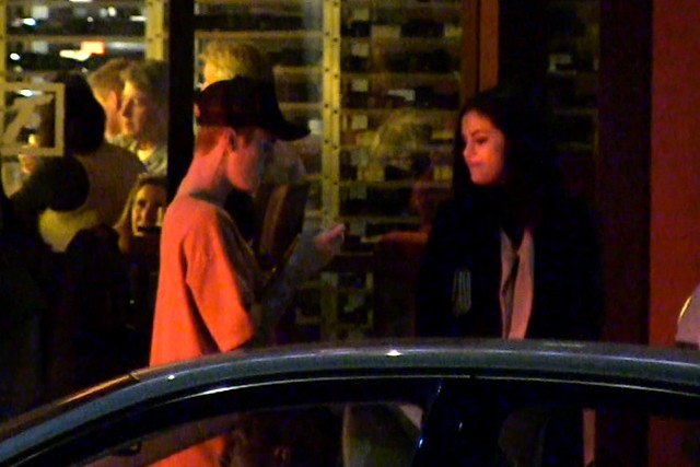 Tavaly ősszel Justin szenvedélyes szerenádot adott Selenának egy Los Angeles-i hotelben, de nem sikerült visszahódítania az énekesnőt, most sem