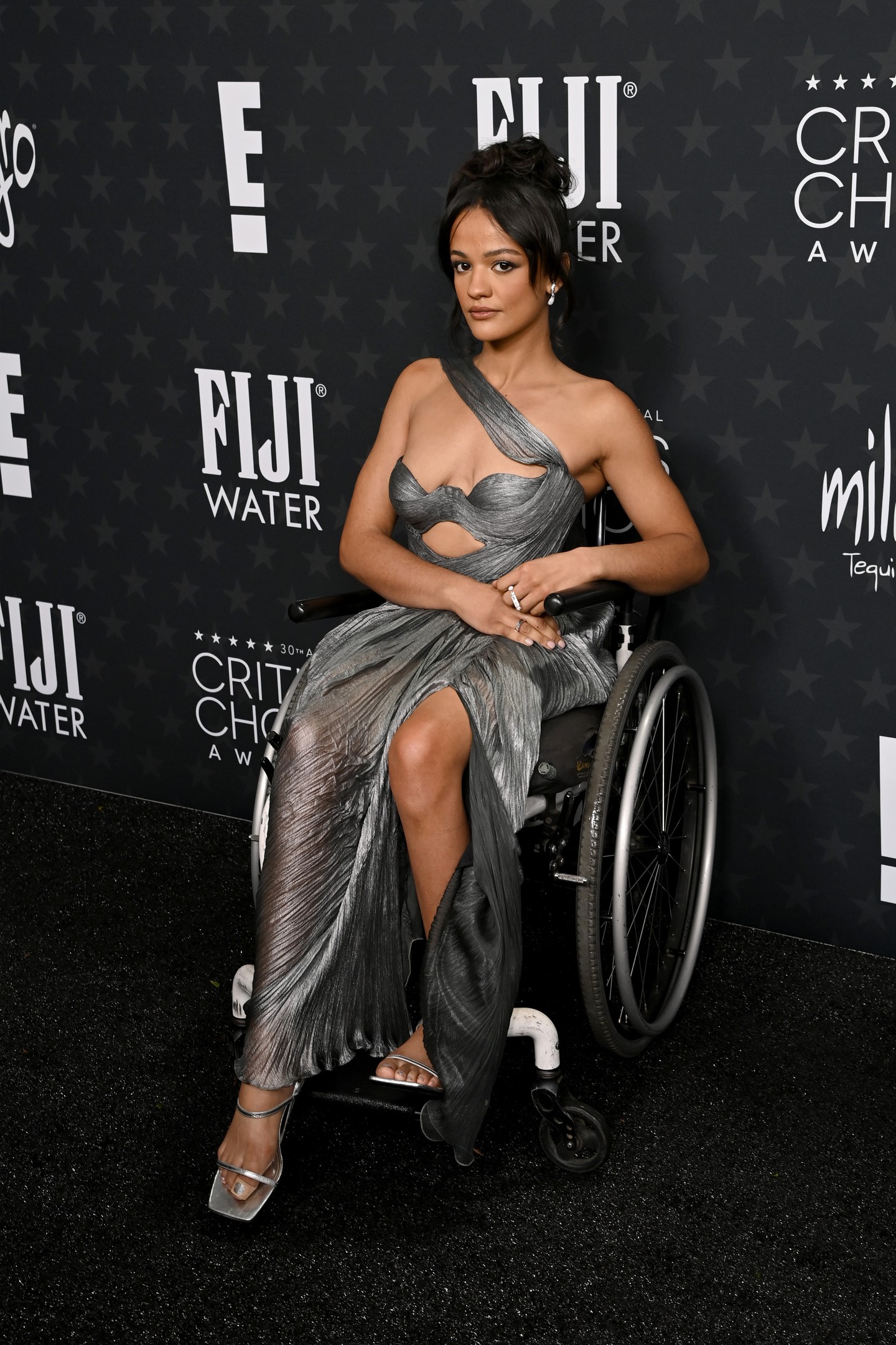 Éljen a fémes ragyogás és a könnyed textúra! A Marissa Bode által viselt Maria Lucia Hohan ruha tökéletesen ötvözte az izgalmas kettőst.