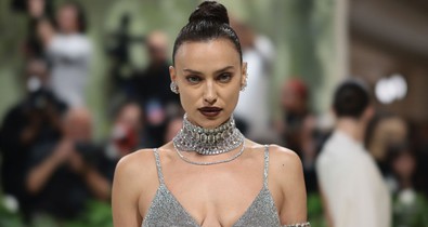 Met-gála csúcspont: Irina Shayk, Karlie Kloss tetőtől-talpig Swarovski kristállyal borítva