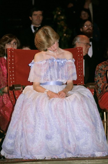 Diana hercegné 1981-ben, a londoni Victoria and Albert Museum gáláján nemes egyszerűséggel ülve elaludt. Az esemény után nem sokkal kiderült, hogy itt már várandós volt az első gyermekével, Vilmos herceggel, és ez okozhatta az extrém fáradtságot. 