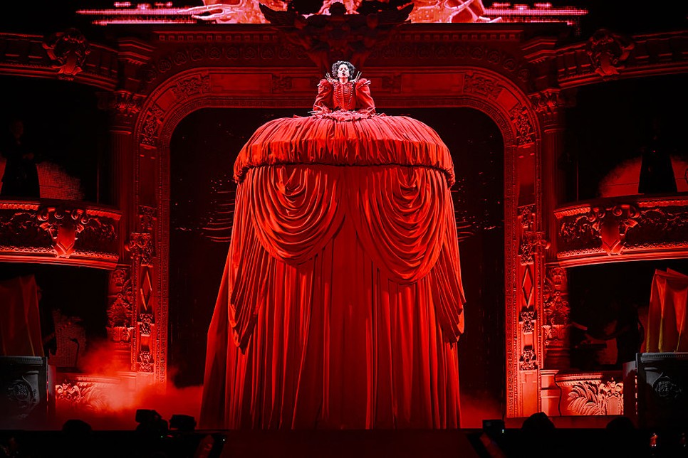 Lady Gaga impozáns vörös ruhájára még évtizedekig emlékezni fogunk