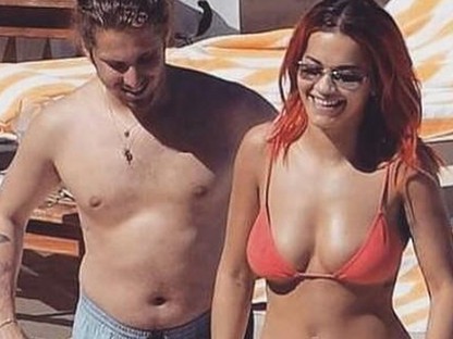 Nem fogod elhinni Rita Ora mijét nyalogatja pasija a tengerparton! 