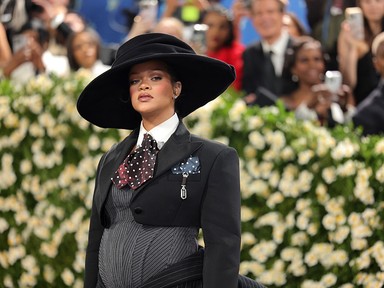 Hatalmasat nőtt Rihanna babapocakja: a várandós énekesnő kivágott ruhában mutatta meg magát a cannes-i vörös szőnyegen