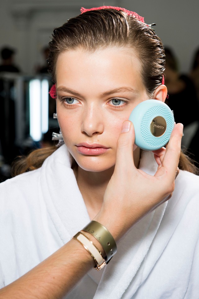 Neked is lehet olyan okoskészüléked, mint amivel a londoni divathéten varázsolták gyönyörűvé a modellek arcát