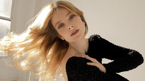 Mihalik Enikő teljesen meztelenül lépett ki az utcára, csak úgy árad belőle a felszabadultság