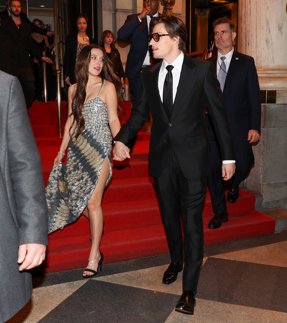 Jake minden premierjére elkíséri Millie Bobby Brown-t, itt épp a A hercegnő és a sárkány New York-i bemutatójára igyekeztek