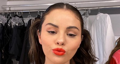 Dobj el mindent: Selena Gomez meztelenruhában és a világ legnagyobb dekoltázsában érkezett az Emmy-díjátadóra