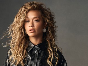 Rita Ora ritkán látott édesanyja is szerepel a karácsonyi ruhakollekció kampányában