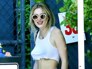 Jó ég, Bella Thorne megint az utcán mutogatta a melleit