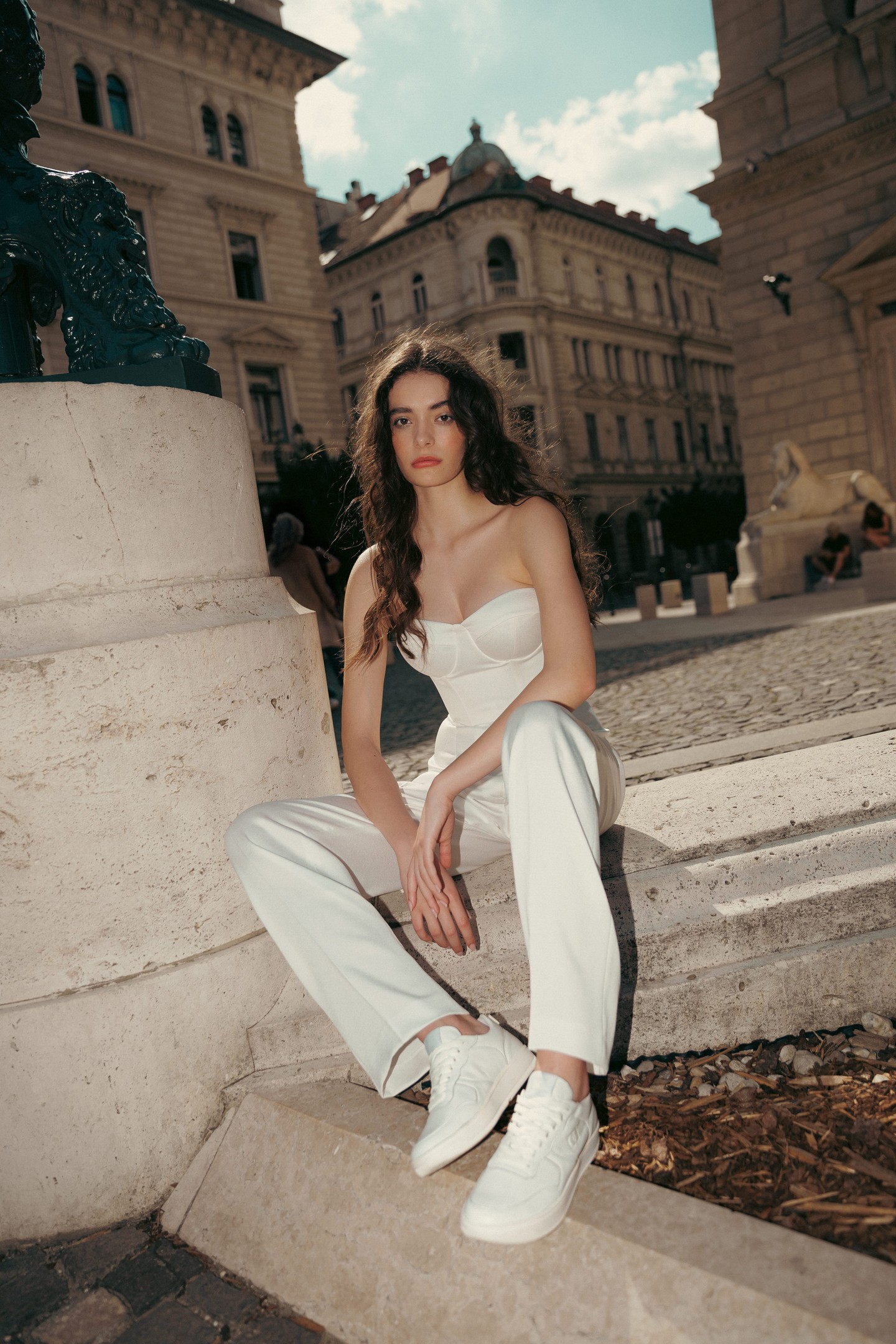 A fehér cipő egy valódi örök darab, ami szinte minden ruhadarabbal párosítható