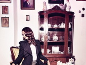 Ceruzaszoknya és printelt selyem Mojzes Dóra őszi/téli kampányában