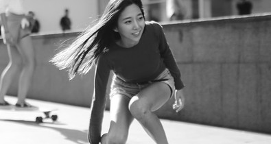 Ez a koreai lány úgy longboardozik, mintha táncolna