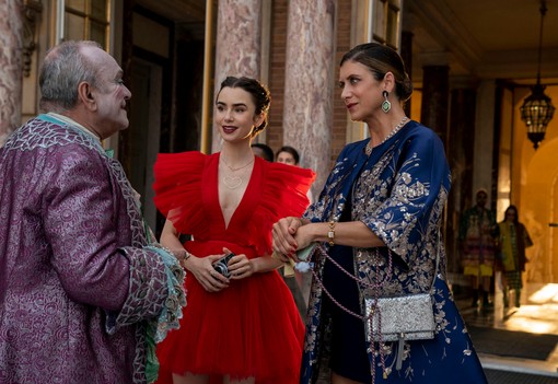 A legjobbtól a legborzalmasabbig: Íme az Emily Párizsban 10 legemlékezetesebb szettje