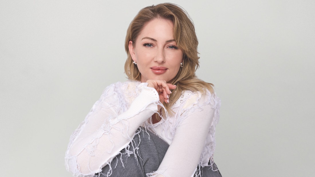 glamour selenvie | Pulóver BORBALA, Nadrág AERON, Gyűrű és fülbevaló GEO JEWELRY - SEPRÉNYI GEORGINA