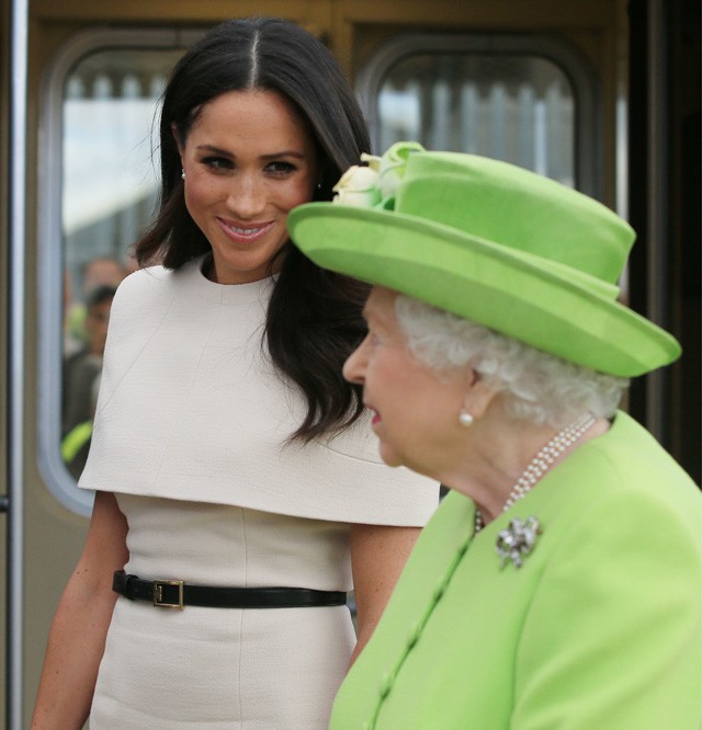 Erzsébet királynő és Meghan Markle