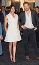 Meghan Markle 2018 októberben egy fehér, Maggie Marilyn szmokingruhát viselt az Új-Zélandon tett királyi látogatása során. A ruhát átalakíttatta, hogy ujjatlan legyen.
