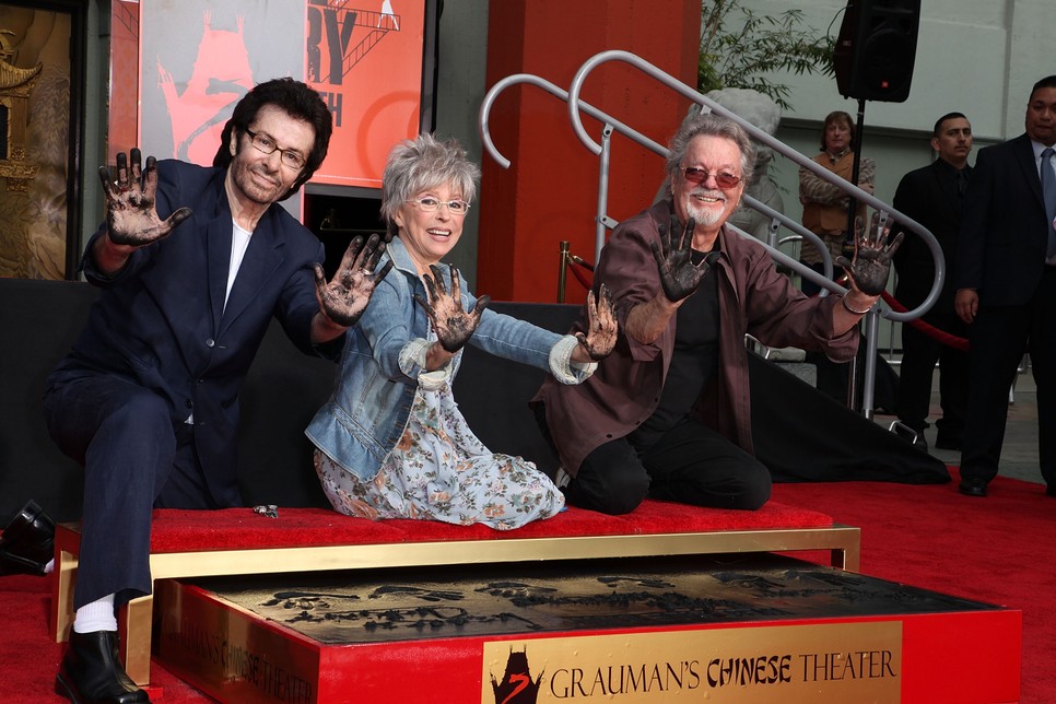 George Chakiris, Rita Moreno és Russ Tamblyn kézlenyomata a Kínai Moziszínház előtt Hollywoodban