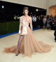 Met gála:  2017-ben Gigi Hadid fele mini, fele romantikus estélyi Tommy Hilfiger darabja nagyon emlékezetes volt