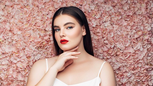 Visszatérhetnek a kilencvenes évek, de a mesterséges intelligencia is egyre nagyobb szerepet kap majd - szakértő mesél az idei év sminktrendjeiről