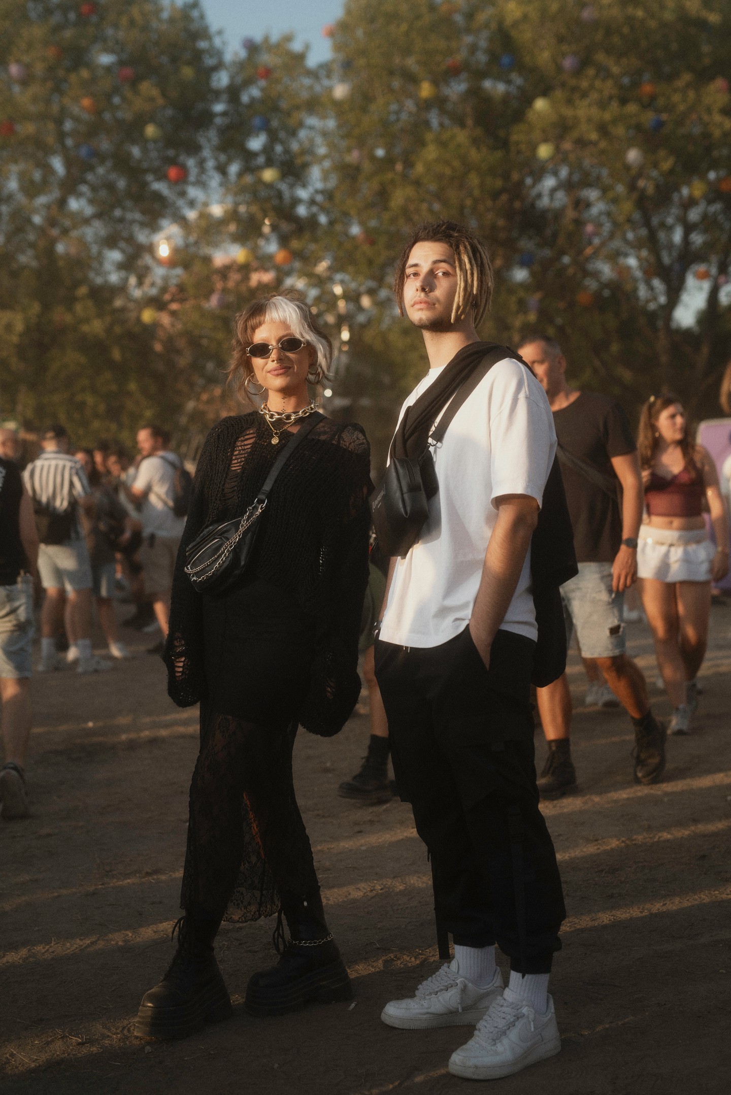 Az alternatív fesztiváldivatot képviselő páros megjelenésében a minimalista streetwear és a dark-goth inspiráció ötvöződik. Egyszerű, mégis hatásos összeállítások, amelyekből a Szigeten is rengeteget láttunk.