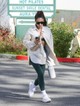 Shay Mitchell sportos összeállításban siet az autójához Los Angelesben