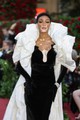 Winnie Harlow a Vogue World: London vörös szőnyegén