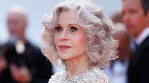 Ez tényleg ő? A 87 éves Jane Fonda dívaként vonult végig a kifutón, rá sem ismerünk, annyira fiatalos a külseje