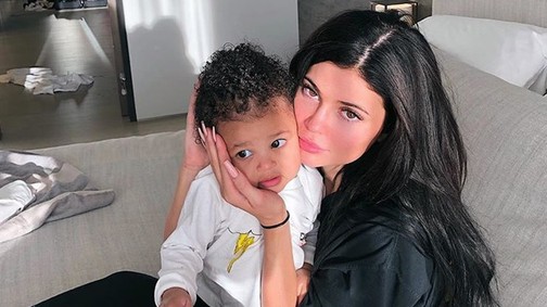 Kylie Jenner és családja szuperhősnek öltözve várta a Bosszúllókat