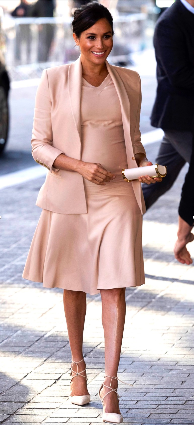 Meghan Markle mindig tökéletes megjelenéssel lép ki az utcára, és igen ő is viselte már a Peach Fuzz színt