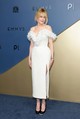 Nicole Kidman 9 év után először jelent meg az Emmy-gálán, a különleges alkalomra pedig egy hófehér, tollakkal díszített Chanel ruhát választott. 