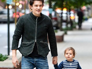Napi cuki: Orlando Bloom kisfiával sétál