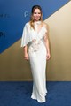 Kristen Bell egy aszimmetrikus, fodrokkal díszített Alberta Ferretti kreációban pózolt a fotósoknak. 
