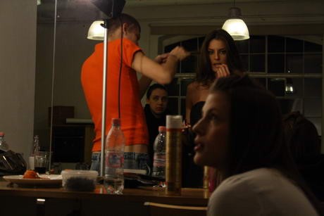 Viktor nagy munkában, Adina várakozik, hiszen Ebergényi Réka haján kell igazítani.