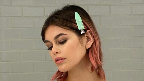 Kaia Gerber pink hajról, niacinamidről, és hogy miért van odáig a kristályokért
