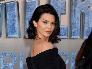 Pucéran cigizget Kendall Jenner ezen a fotón, csakhogy ő nem is cigizik