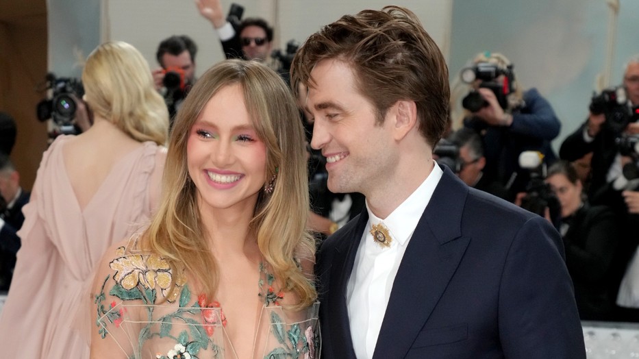 Robert Pattinson és párja első gyermeküket várják