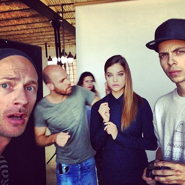 Palvin Barbi itthon is serényen dolgozik.