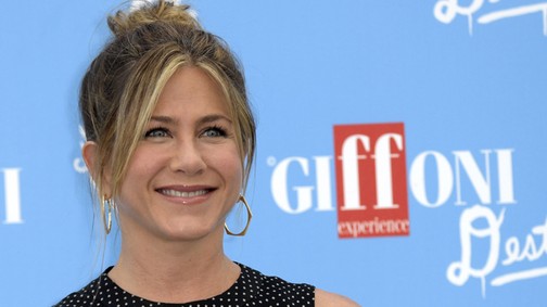 Jennifer Aniston díjat kapott, topless napozott és jachtozott