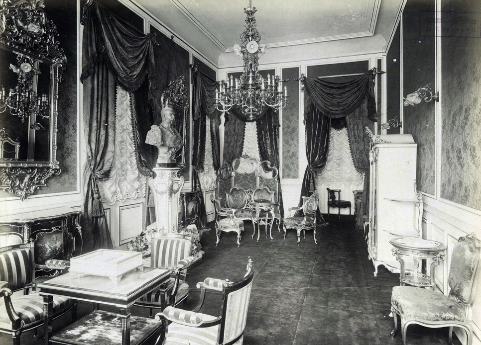 Millenniumi kiállítás: Nobel-féle Dinamitgyár Részvénytársaság pavilonjának belső fotója. A felvétel 1896-ban készült.