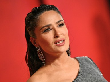 Salma Hayek meztelenül mártózott meg az óceánban, csak úgy árad a felszabadultság a 60 éves színésznőből