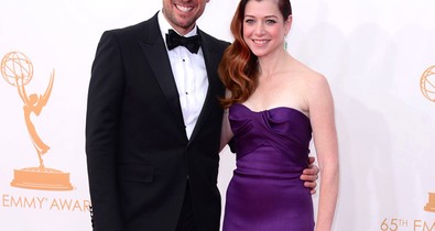 Alyson Hannigan tökéletes lila szettben az Emmy gálán