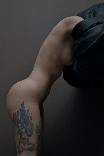 Szakadt harisnyák, szemét, fenékmutogatás és meztelenkedés Kanye West új kollekciójában