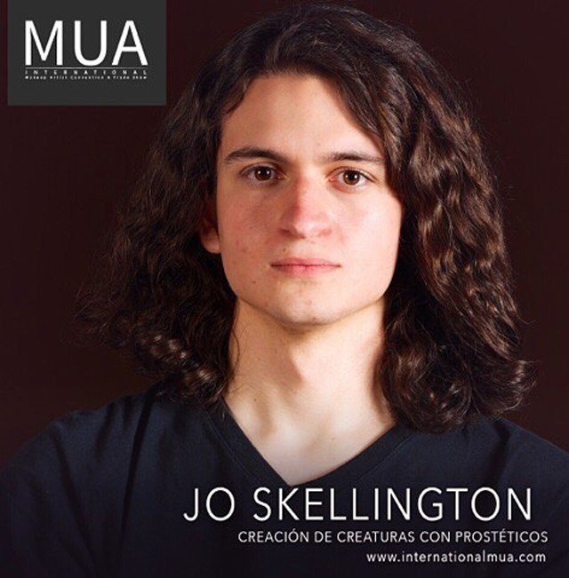 Félelmetes! Ez a férfi Ursulává sminkelte magát!